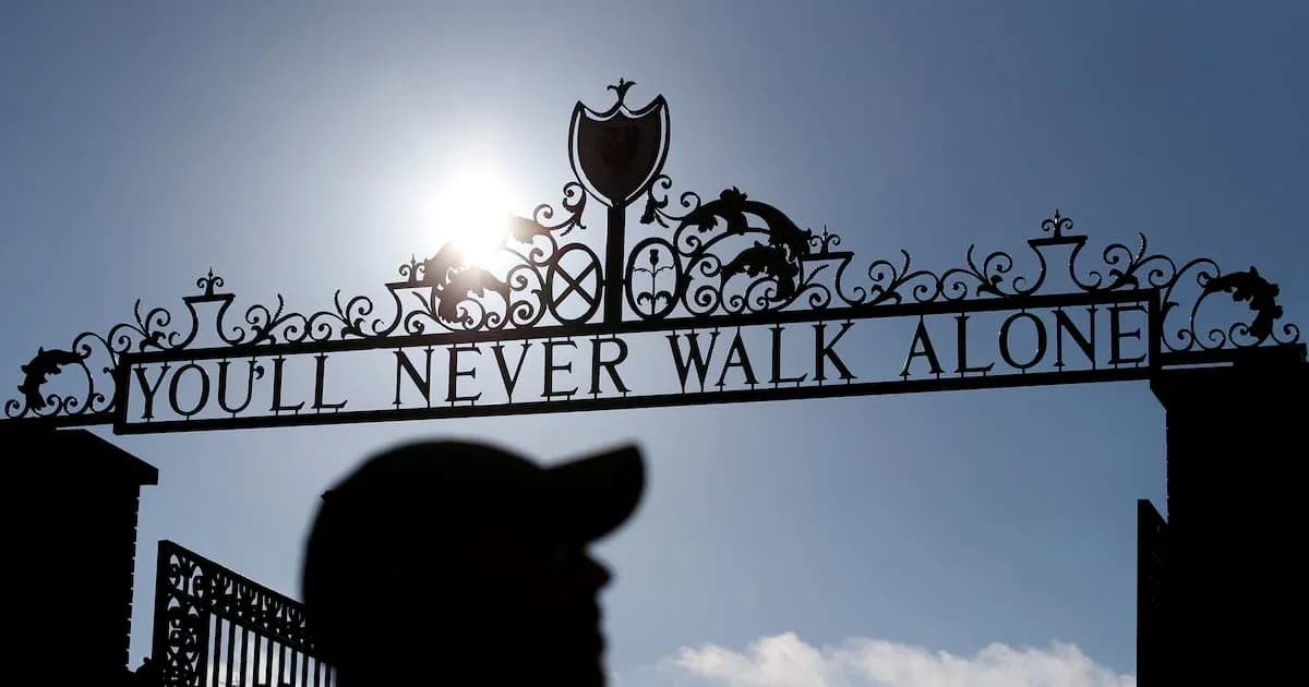 Знак 'YOU'LL NEVER WALK ALONE' на стадионе Знак 'YOU'LL NEVER WALK ALONE' на стадионе