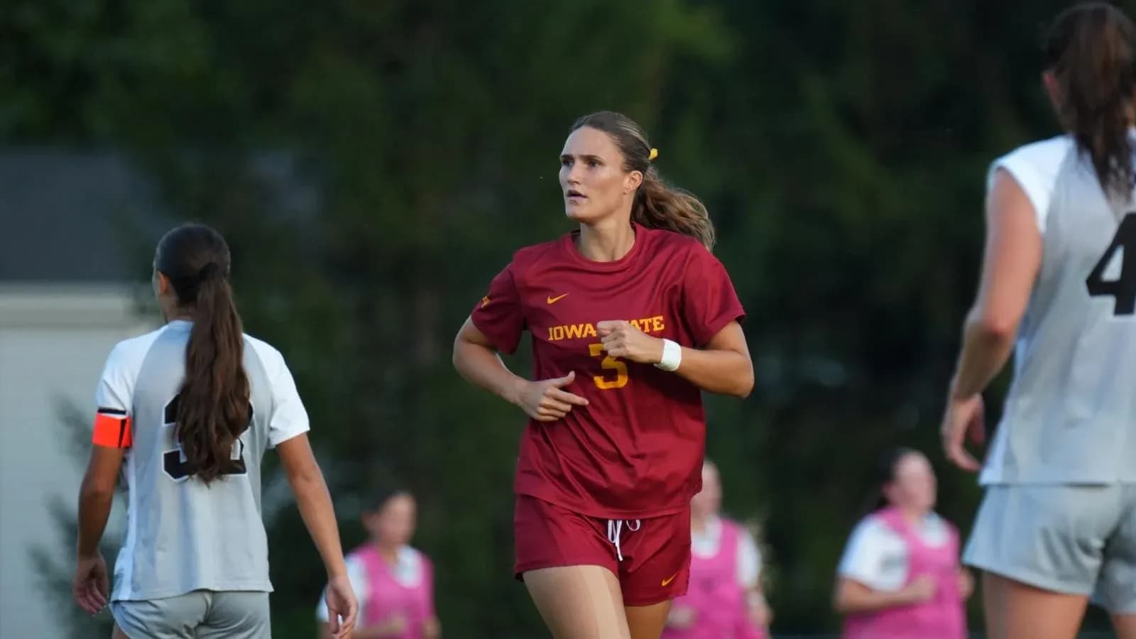 Игрок в красной форме Iowa State на поле Игрок в красной форме Iowa State на поле