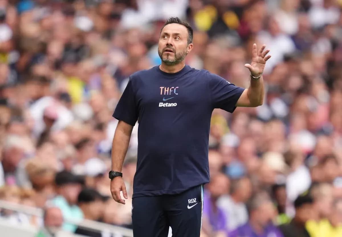 Тренер команды THFC дает указания на поле Тренер команды THFC дает указания на поле