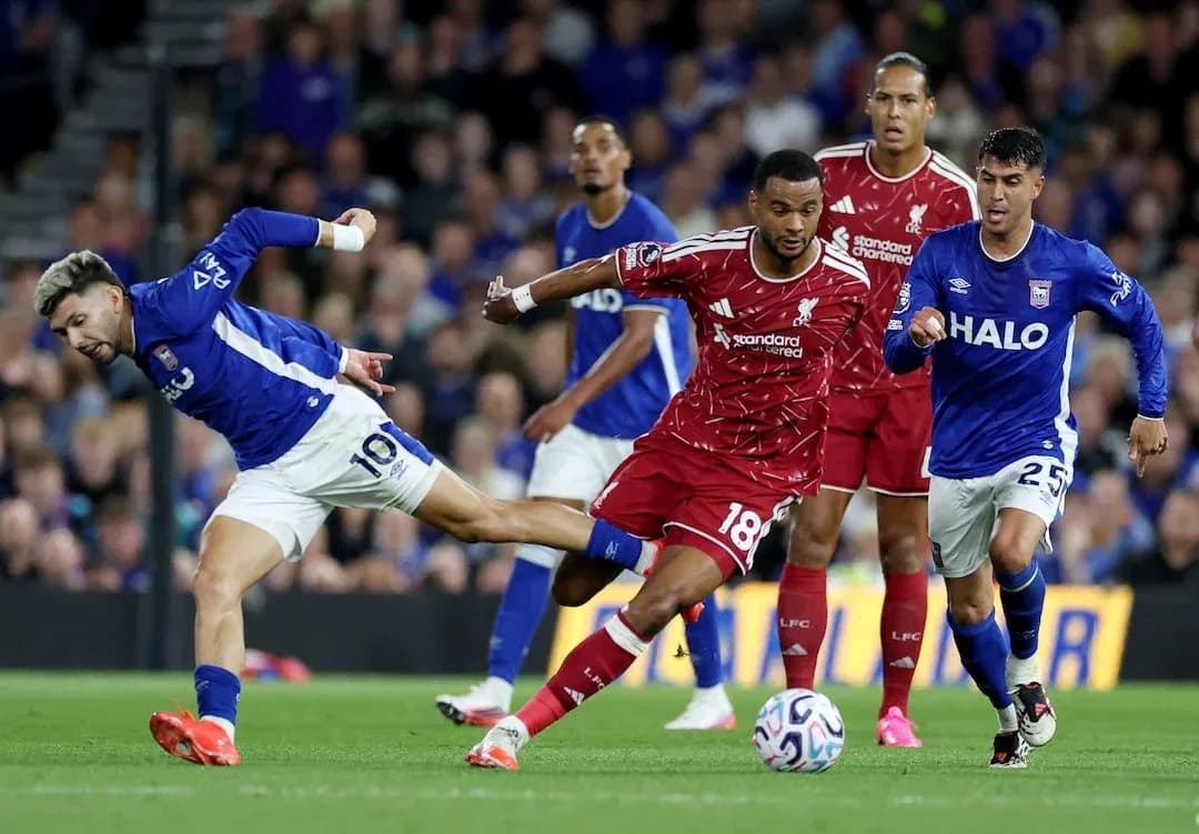 Игроки Ипсвича и Ливерпуля в борьбе за мяч Игроки Ипсвича и Ливерпуля в борьбе за мяч