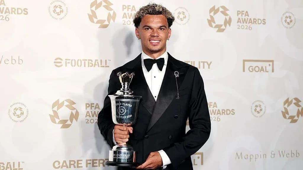 Игрок с наградой на церемонии PFA Awards 2026 Игрок с наградой на церемонии PFA Awards 2026