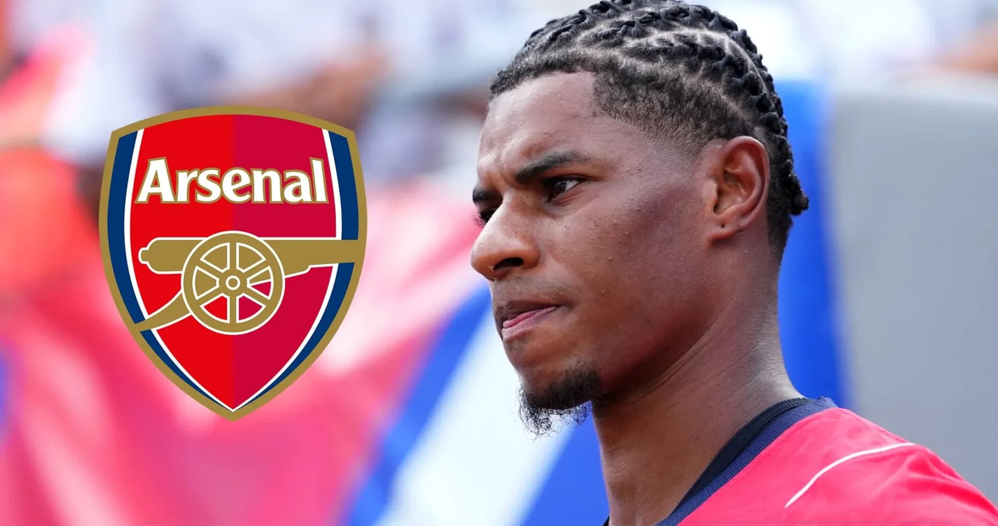 Игрок Arsenal на фоне логотипа клуба Игрок Arsenal на фоне логотипа клуба