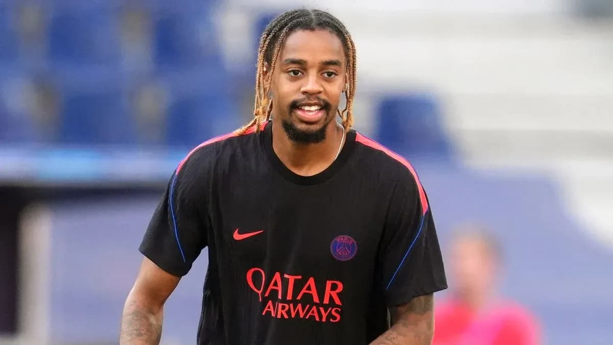 Игрок PSG в тренировочной форме на поле Игрок PSG в тренировочной форме на поле