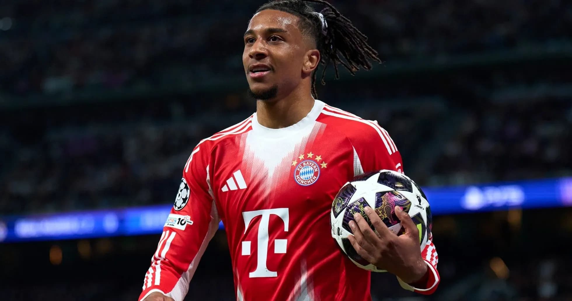 Игрок ФК Bayern München с мячом на поле Игрок ФК Bayern München с мячом на поле