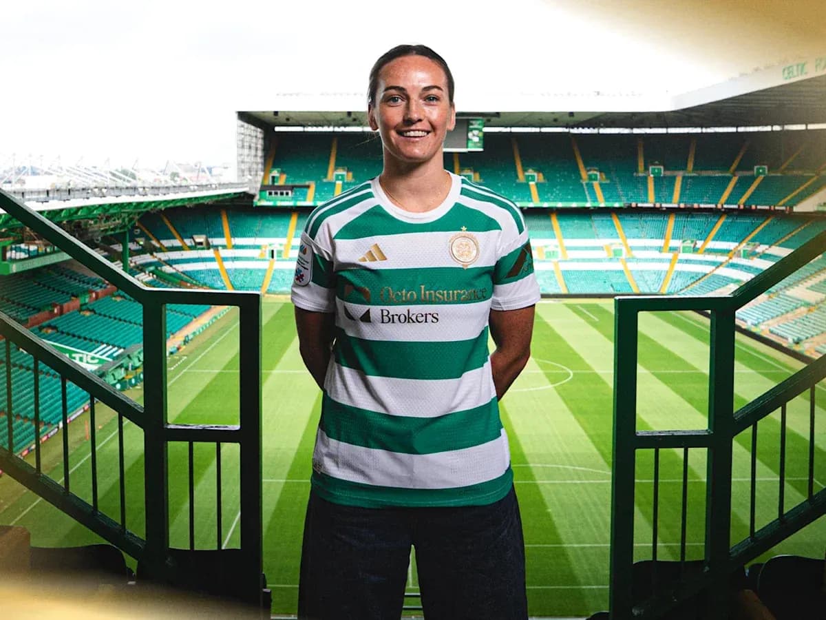 Игрок в форме Celtic на стадионе перед матчем Игрок в форме Celtic на стадионе перед матчем
