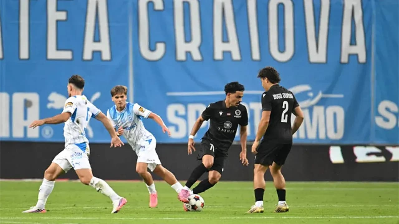 Игроки Universitatea Craiova во время матча Игроки Universitatea Craiova во время матча