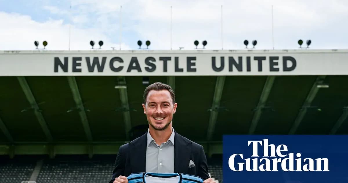 Игрок с футболкой Newcastle United на стадионе Игрок с футболкой Newcastle United на стадионе