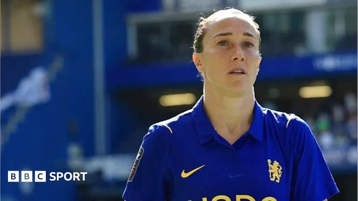 Игрок в синей форме Chelsea на стадионе Игрок в синей форме Chelsea на стадионе