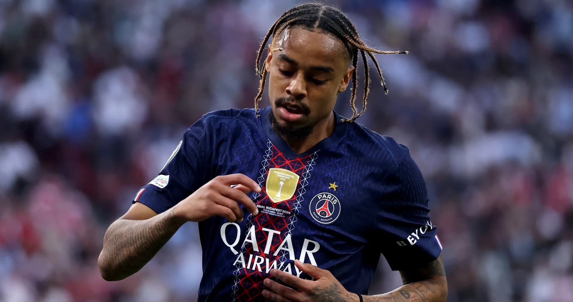 Игрок PSG рассматривает эмблему на футболке Игрок PSG рассматривает эмблему на футболке