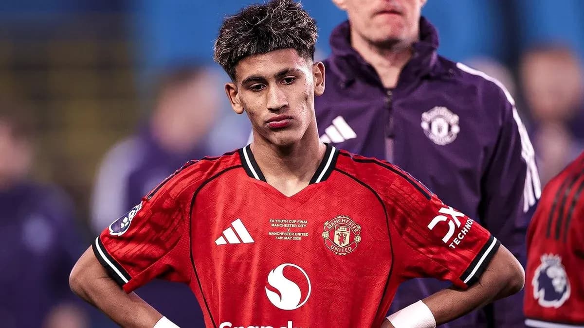 Игрок Manchester United в красной форме на поле Игрок Manchester United в красной форме на поле