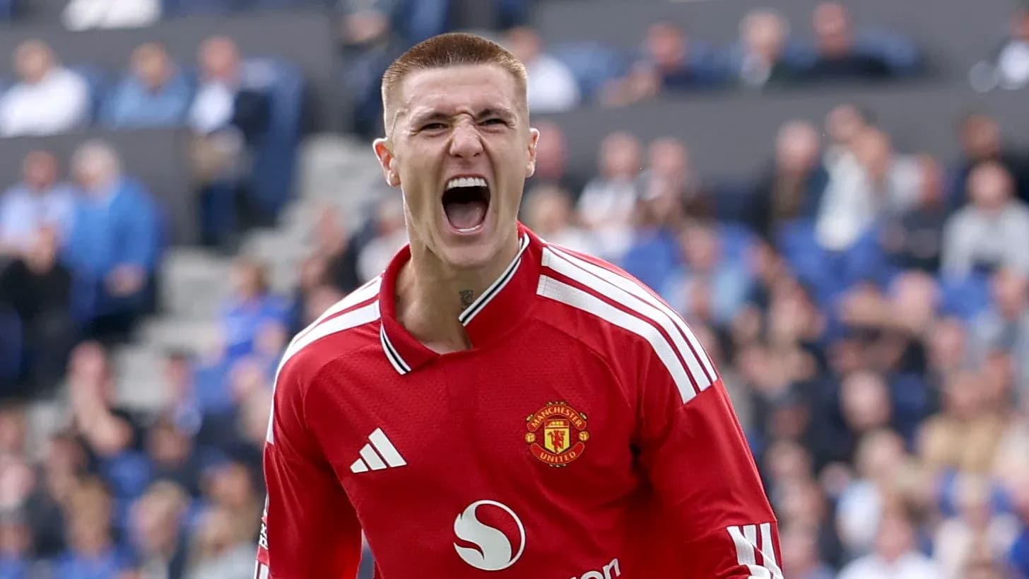 Вратарь Манчестер Юнайтед празднует гол Вратарь Манчестер Юнайтед празднует гол