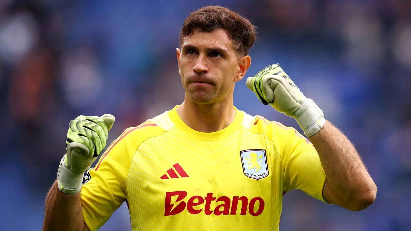 Вратарь Aston Villa празднует после матча Вратарь Aston Villa празднует после матча