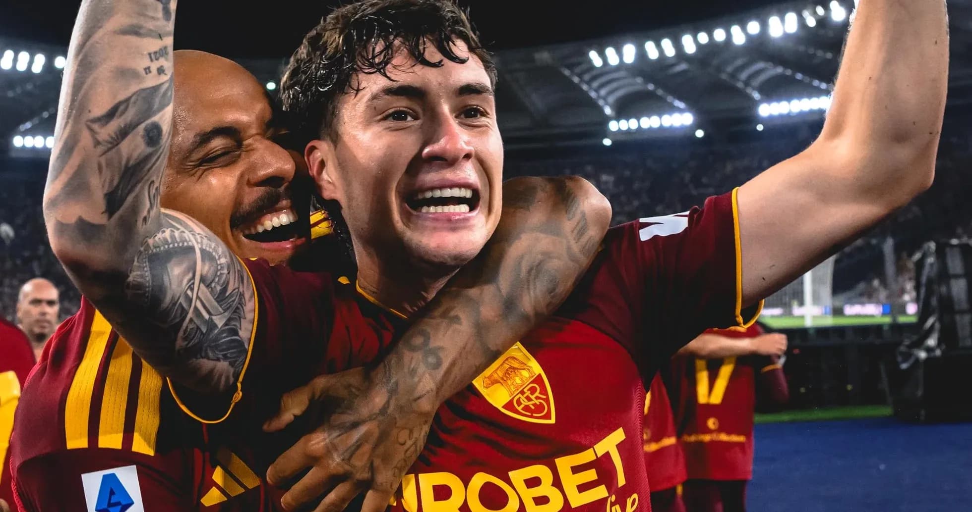 Игроки AS Roma празднуют гол на стадионе Игроки AS Roma празднуют гол на стадионе