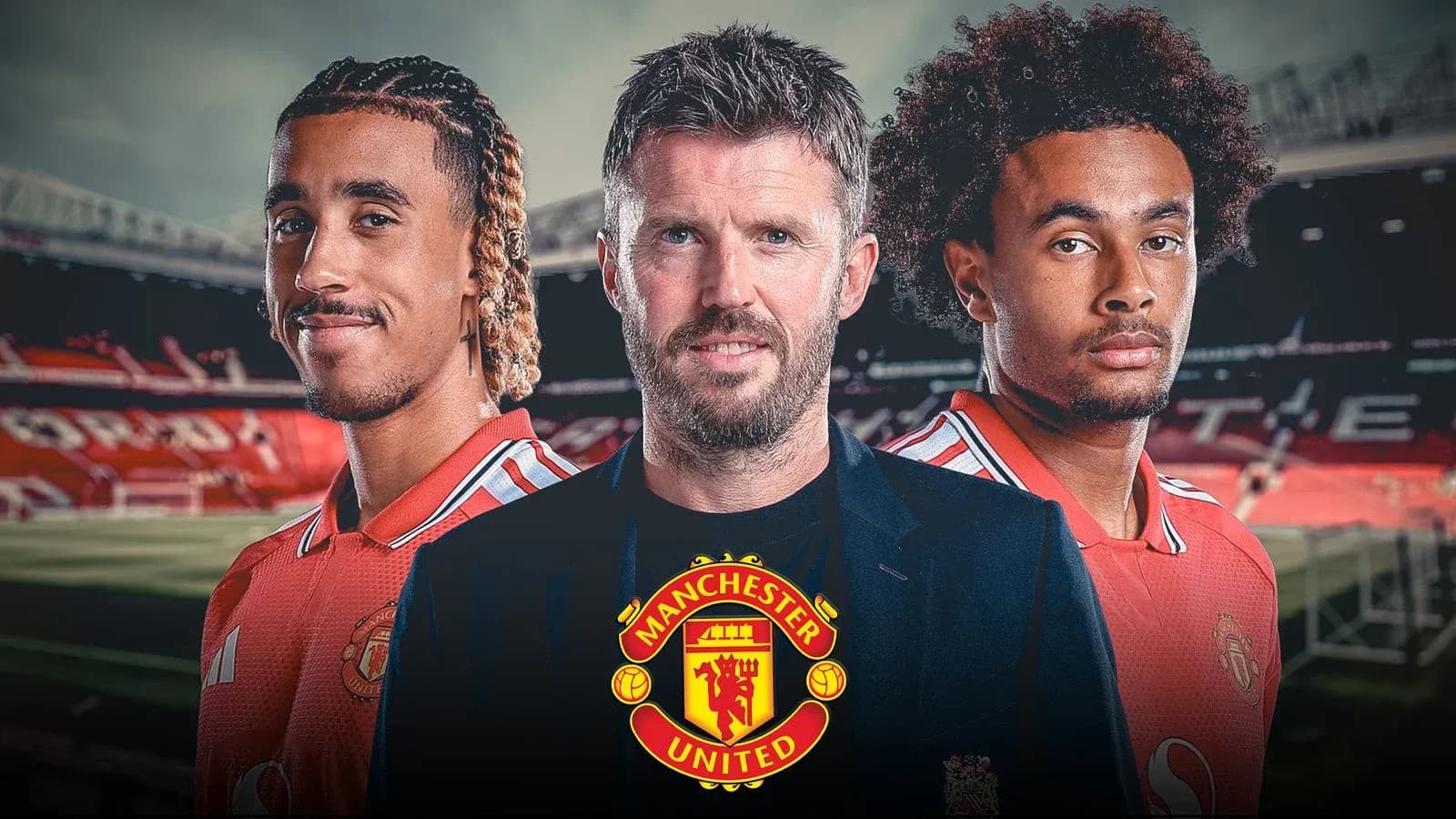 Три человека в форме Manchester United на стадионе Три человека в форме Manchester United на стадионе
