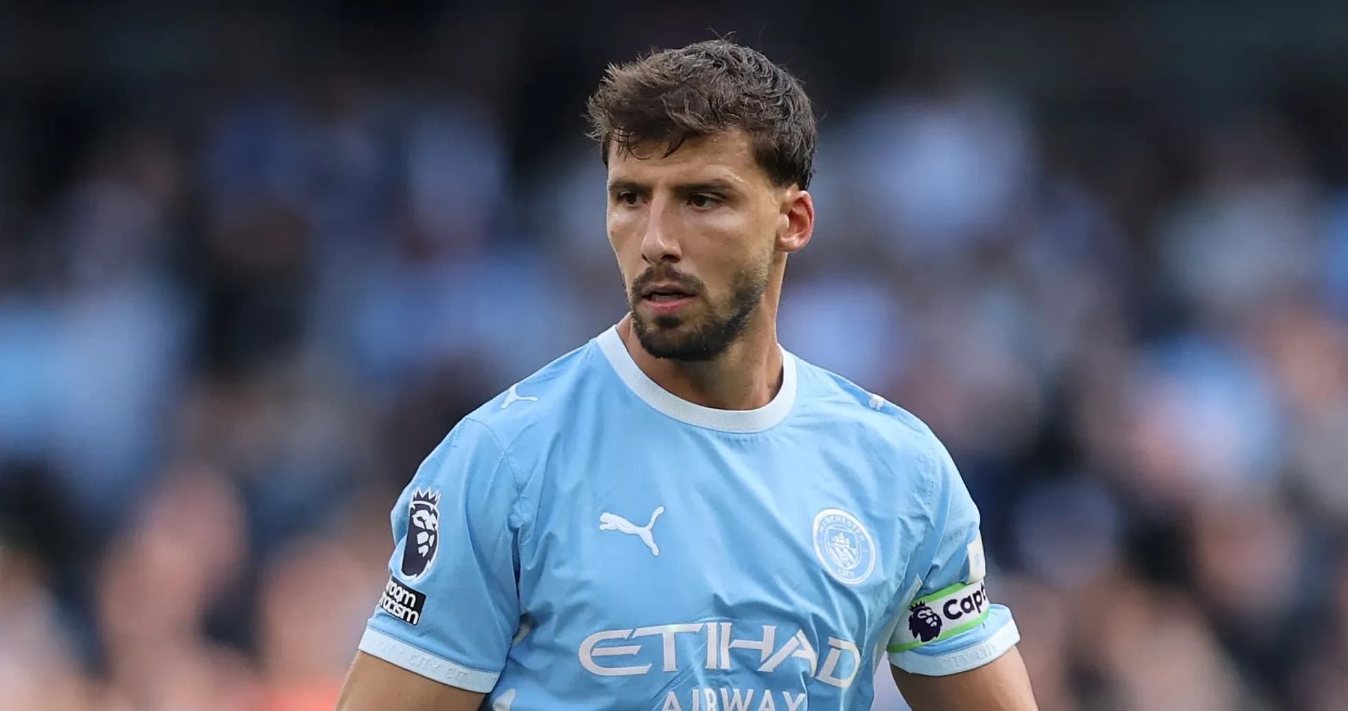 Игрок Manchester City в синей форме на поле Игрок Manchester City в синей форме на поле
