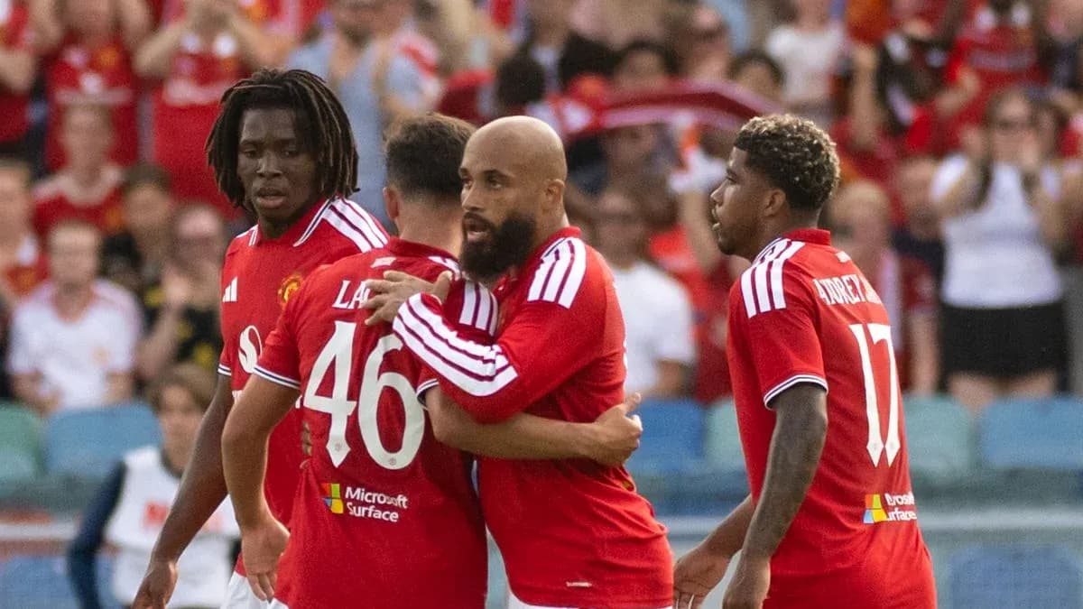 Игроки Manchester United отмечают гол на поле Игроки Manchester United отмечают гол на поле