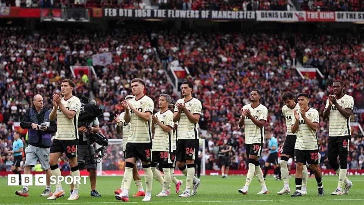 Игроки команды аплодируют фанатам на стадионе Игроки команды аплодируют фанатам на стадионе