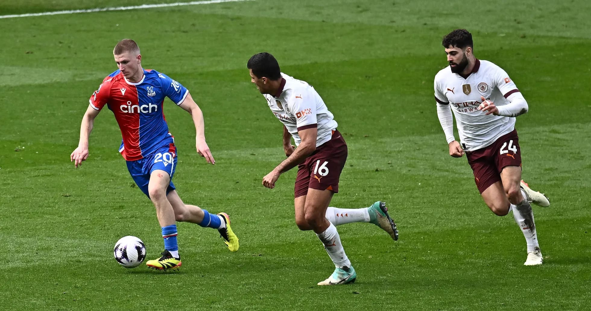 Игрок Crystal Palace с мячом, противники его преследуют Игрок Crystal Palace с мячом, противники его преследуют