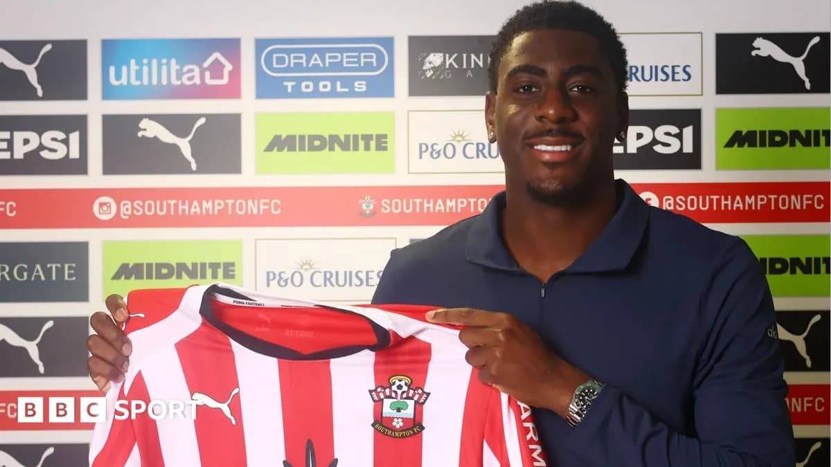 Игрок держит форму Southampton FC на пресс-конференции Игрок держит форму Southampton FC на пресс-конференции