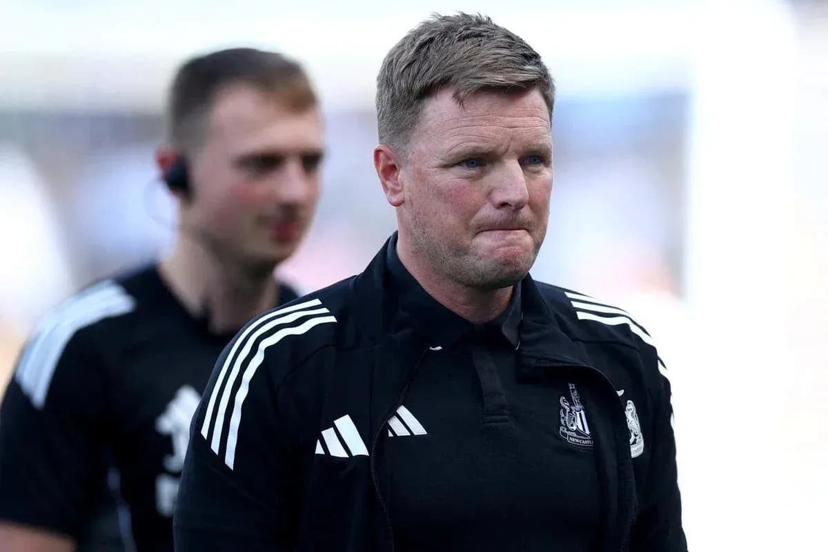 Тренер команды Newcastle United на поле Тренер команды Newcastle United на поле
