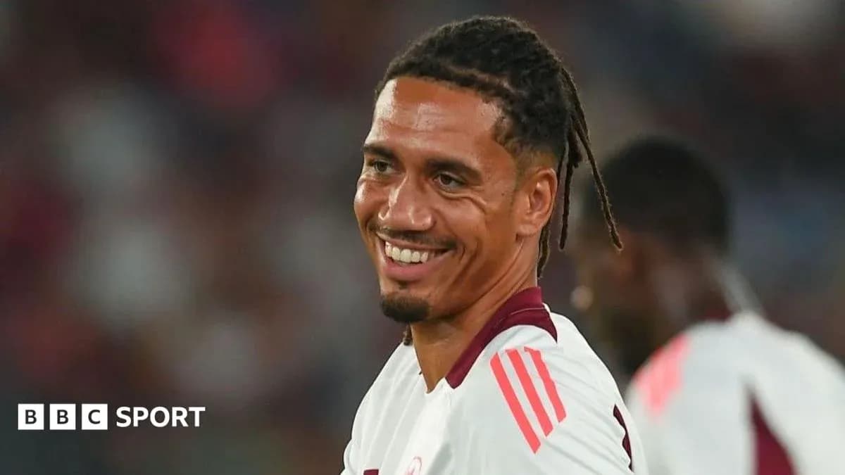 Игрок улыбается во время тренировки команды Игрок улыбается во время тренировки команды