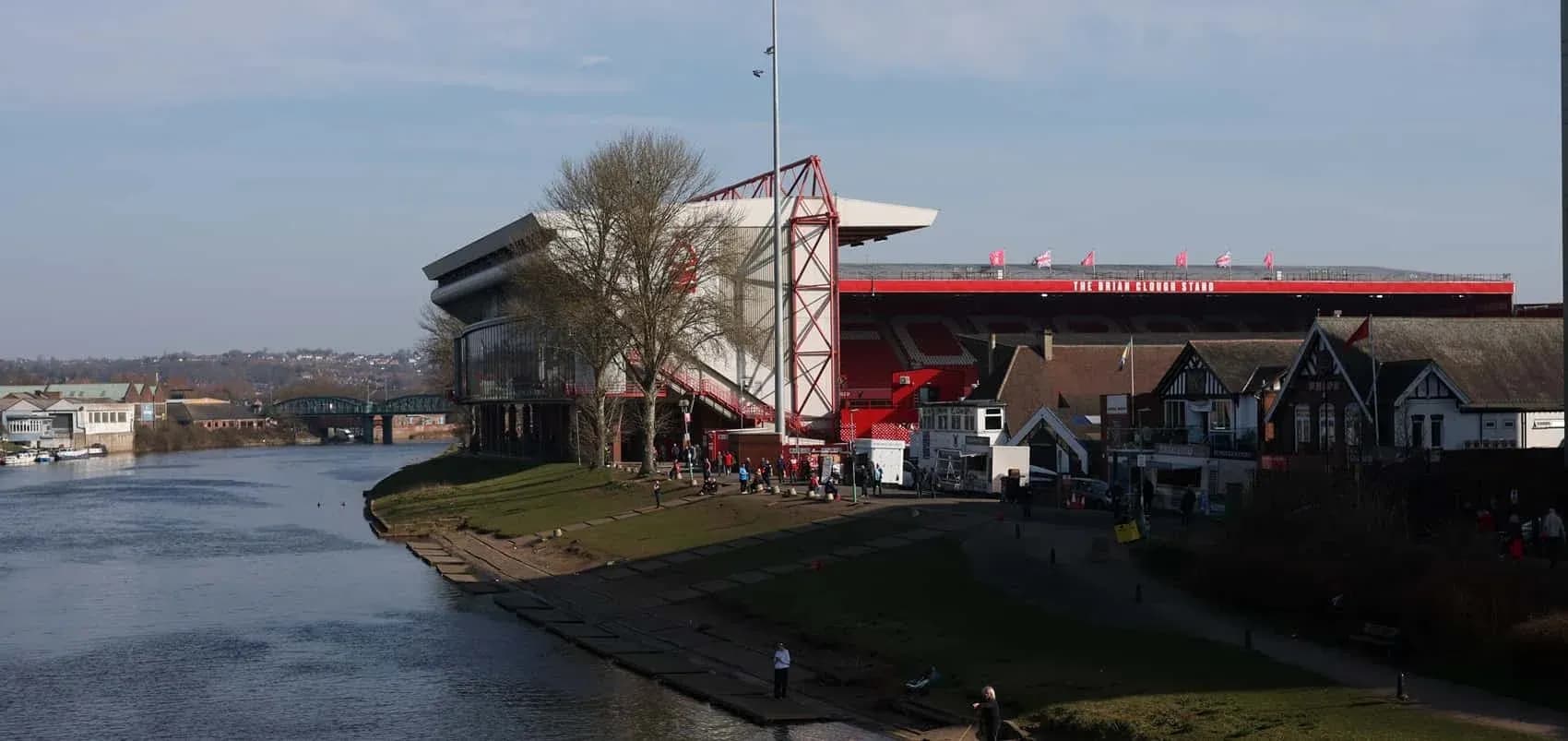 Стадион с видом на реку и окружающие здания Стадион с видом на реку и окружающие здания