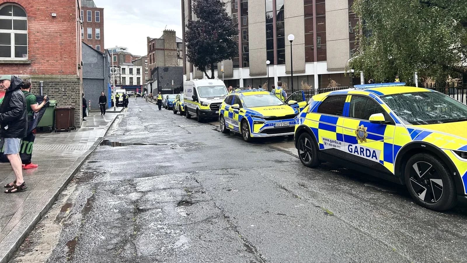 Полицейские машины Garda на пустой улице Полицейские машины Garda на пустой улице