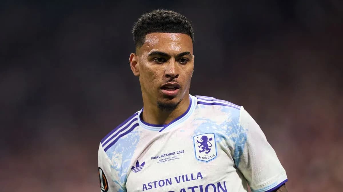 Игрок Aston Villa на поле во время матча Игрок Aston Villa на поле во время матча