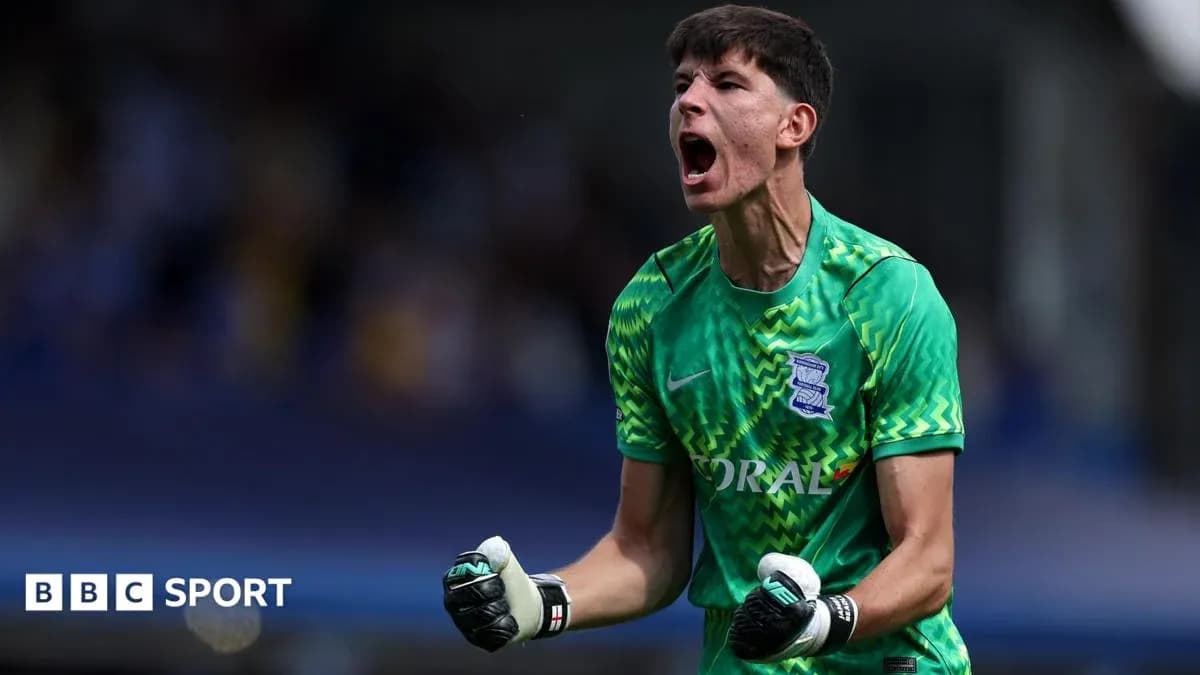 Вратарь Birmingham City празднует успешное действие Вратарь Birmingham City празднует успешное действие