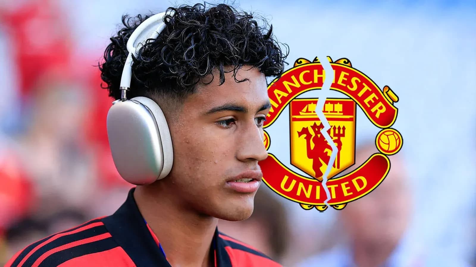 Игрок Manchester United с наушниками перед матчем Игрок Manchester United с наушниками перед матчем