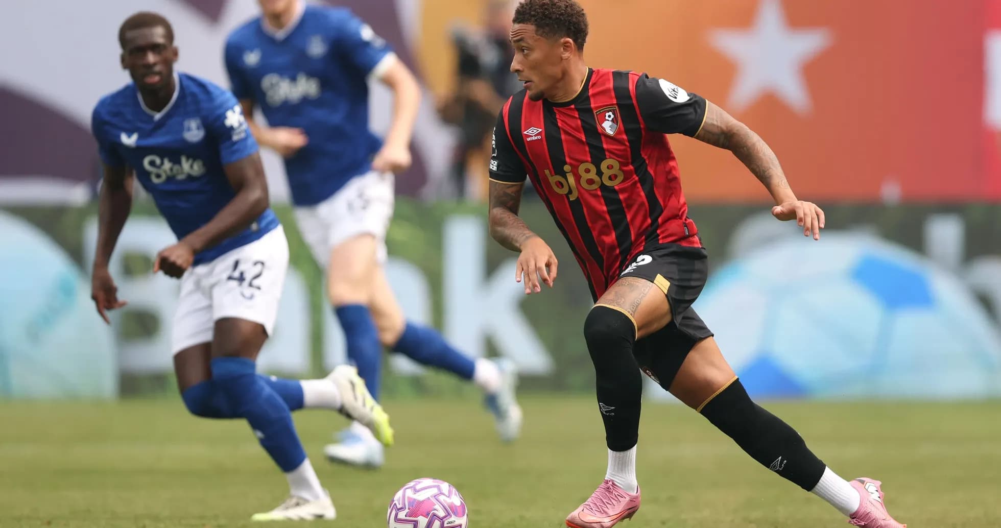 Игрок Bournemouth ведет мяч, игрок Everton в защитном режиме Игрок Bournemouth ведет мяч, игрок Everton в защитном режиме