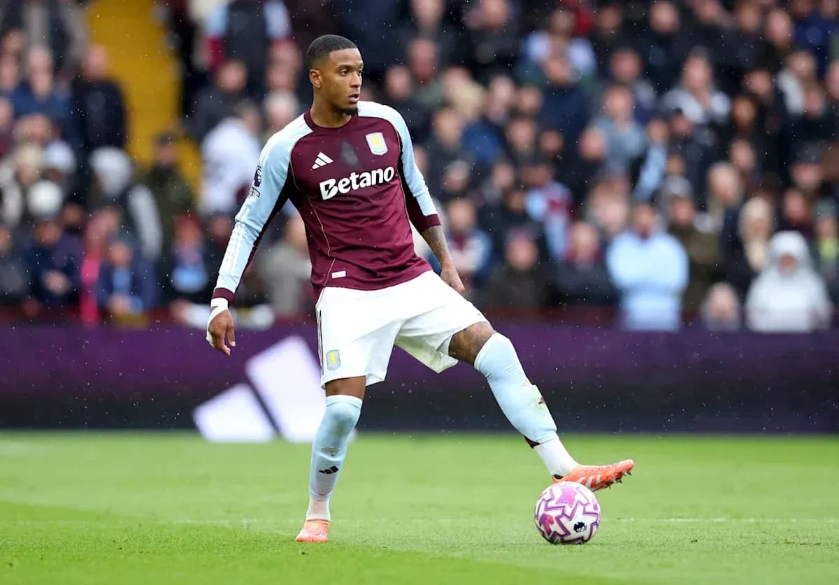 Игрок Aston Villa готовится к удару по мячу Игрок Aston Villa готовится к удару по мячу