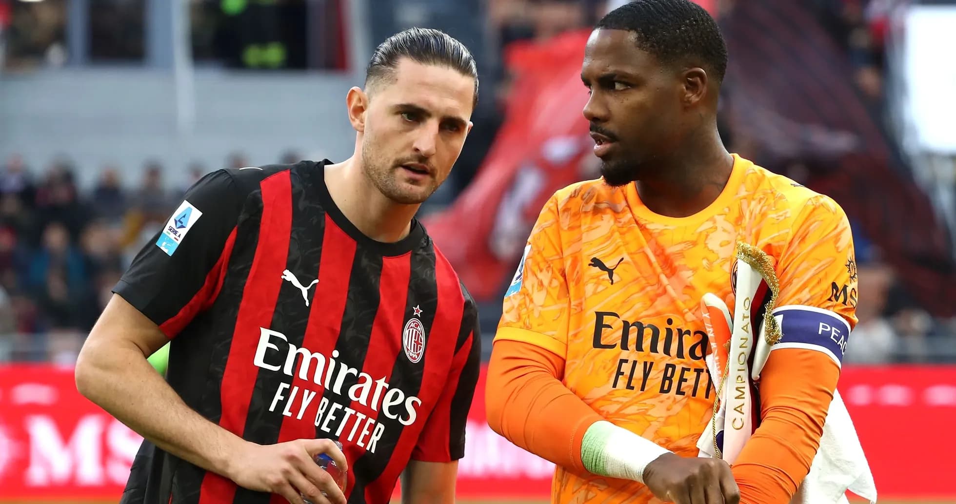 Игроки AC Milan обсуждают на поле после матча Игроки AC Milan обсуждают на поле после матча