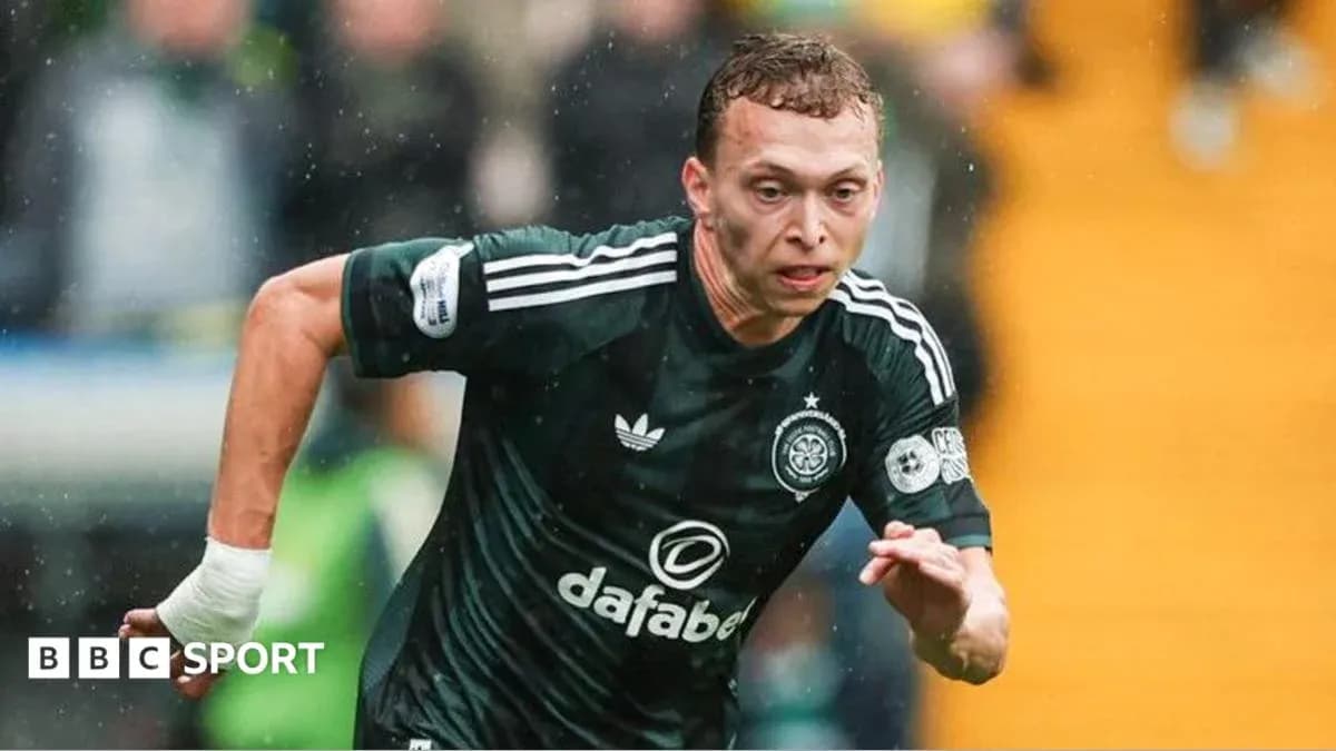 Игрок Celtic бежит по полю в дождь Игрок Celtic бежит по полю в дождь