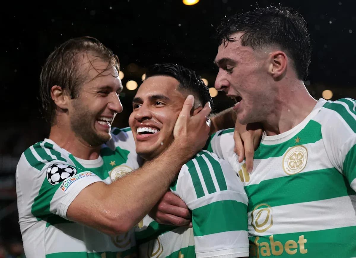 Игроки Celtic празднуют гол на поле Игроки Celtic празднуют гол на поле