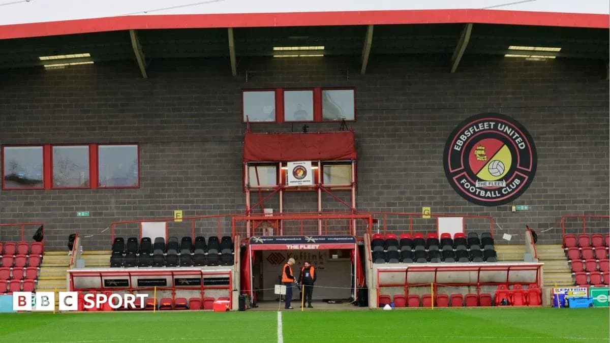 Стадион Ebbsfleet United с логотипом клуба Стадион Ebbsfleet United с логотипом клуба