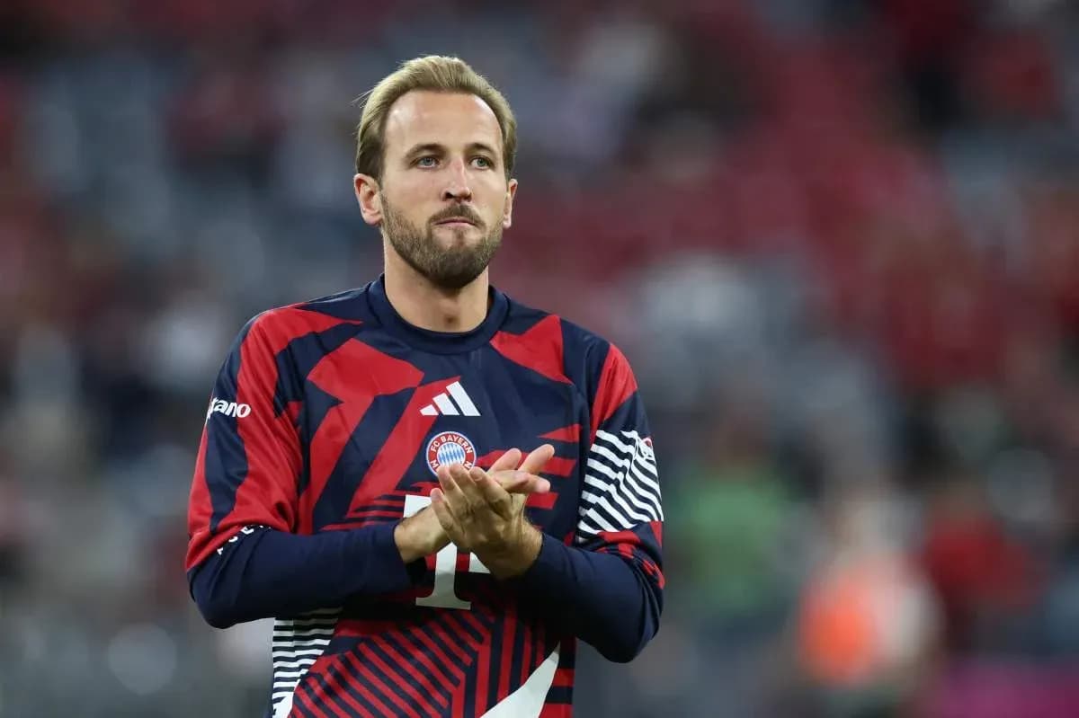 Игрок в форме Bayern München аплодирует на поле Игрок в форме Bayern München аплодирует на поле