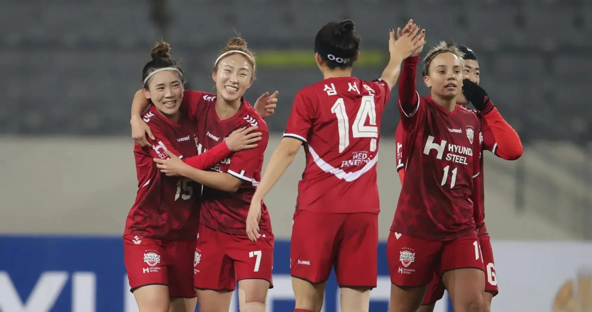 Игроки Incheon Red Angels празднуют гол Игроки Incheon Red Angels празднуют гол