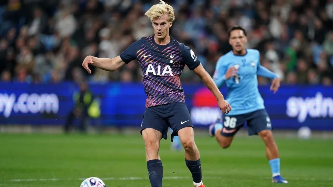 Игрок Tottenham выполняет пас во время матча Игрок Tottenham выполняет пас во время матча