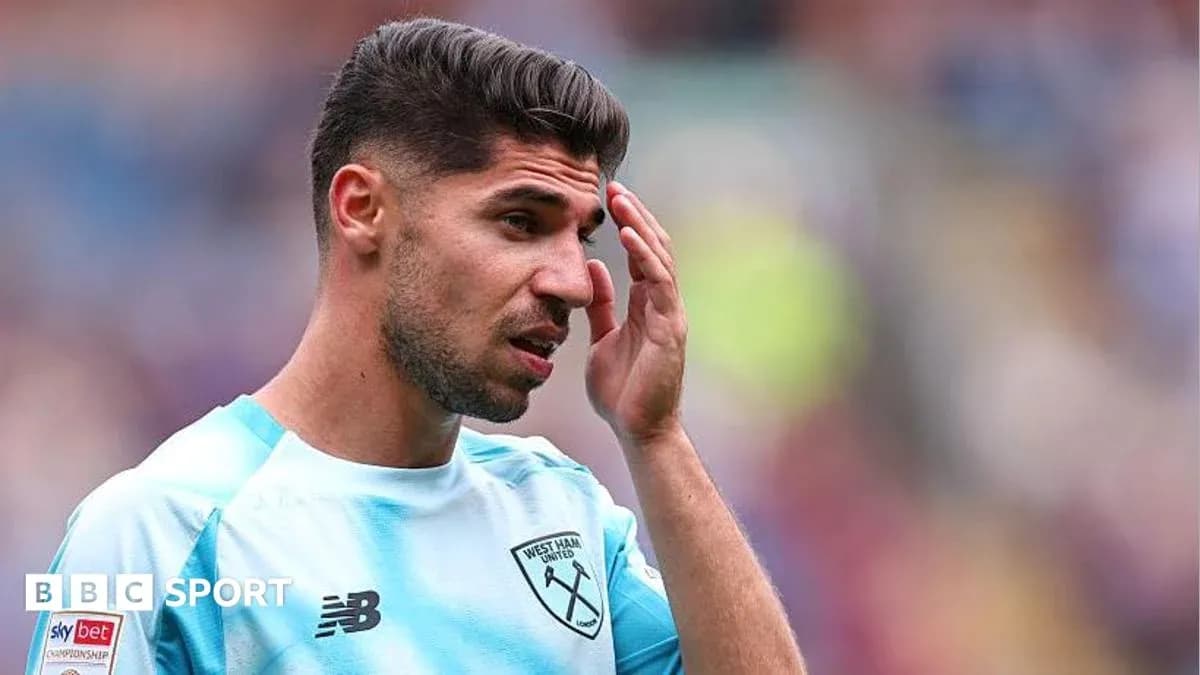 Игрок West Ham United в голубой форме на поле Игрок West Ham United в голубой форме на поле