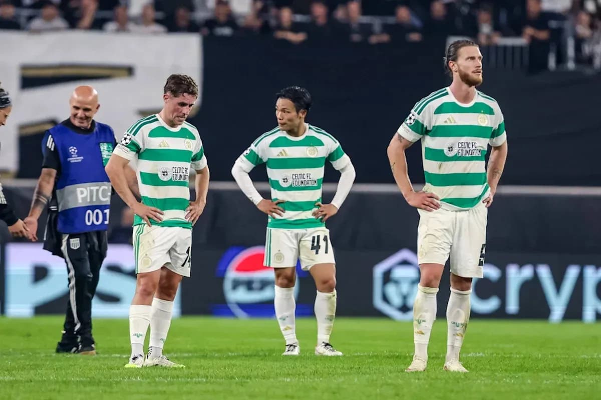 Игроки Celtic FC после поражения на поле Игроки Celtic FC после поражения на поле