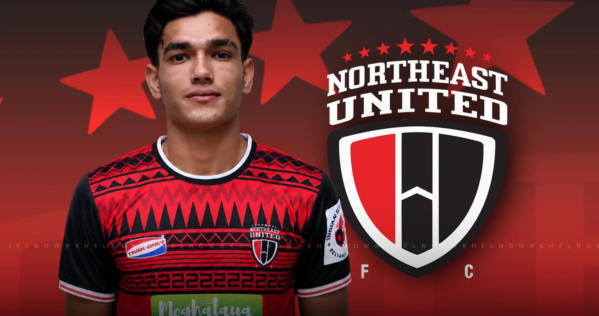 Игрок в форме Northeast United FC на фоне логотипа Игрок в форме Northeast United FC на фоне логотипа