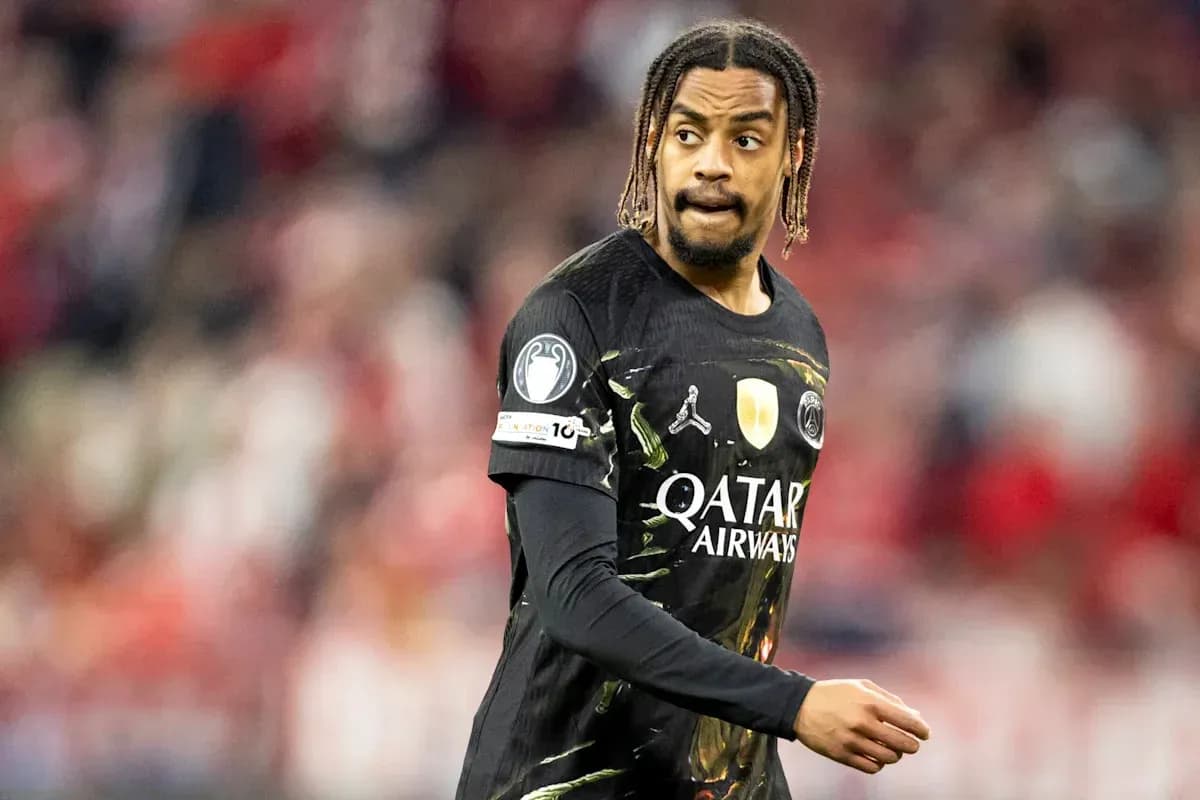 Игрок в черной форме PSG на поле Игрок в черной форме PSG на поле