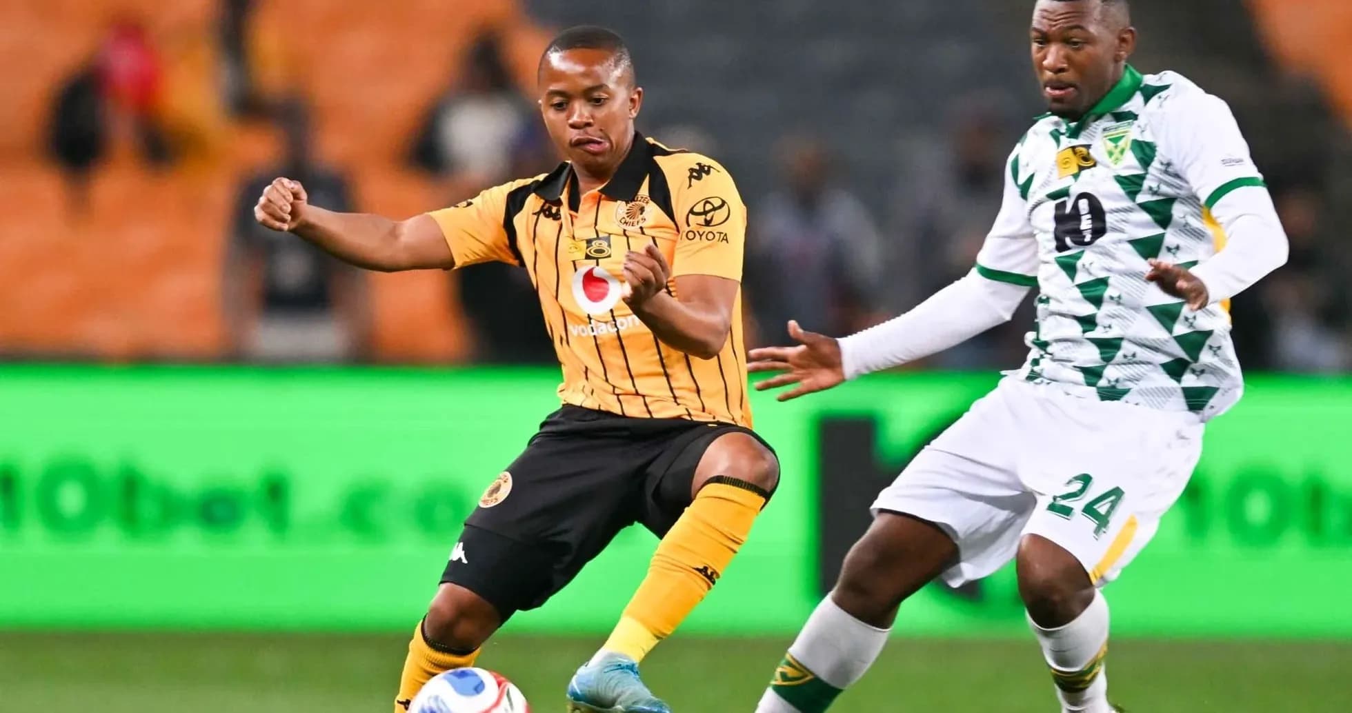 Игроки команды Kaizer Chiefs и соперника в борьбе за мяч Игроки команды Kaizer Chiefs и соперника в борьбе за мяч
