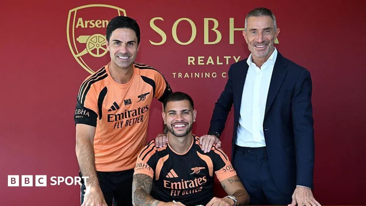 Тренер и игроки Arsenal на подписании контракта Тренер и игроки Arsenal на подписании контракта
