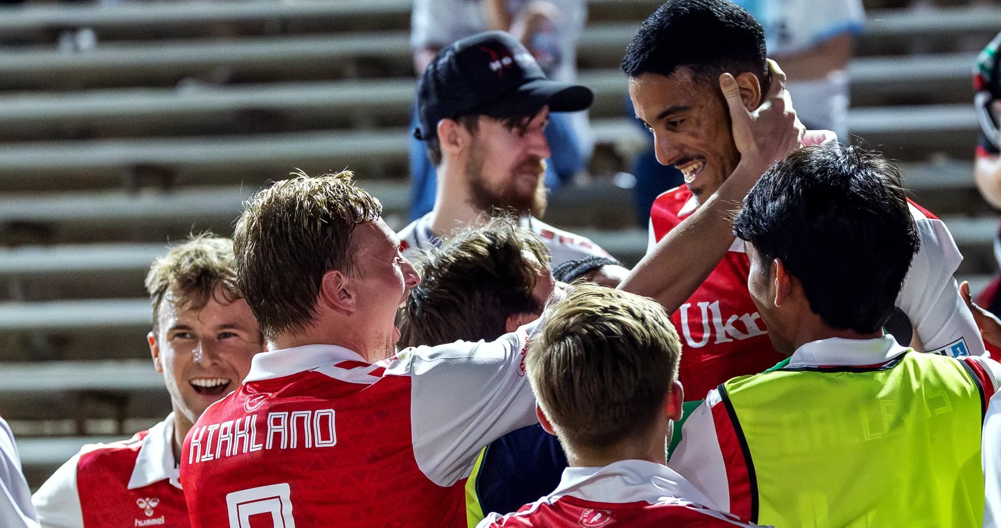 Игроки празднуют гол на стадионе Игроки празднуют гол на стадионе
