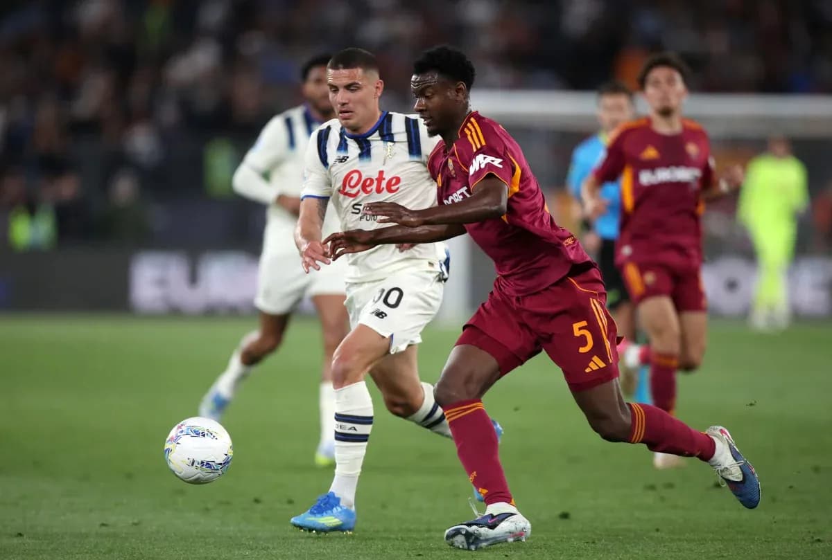 Игроки AS Roma и Atalanta в борьбе за мяч Игроки AS Roma и Atalanta в борьбе за мяч