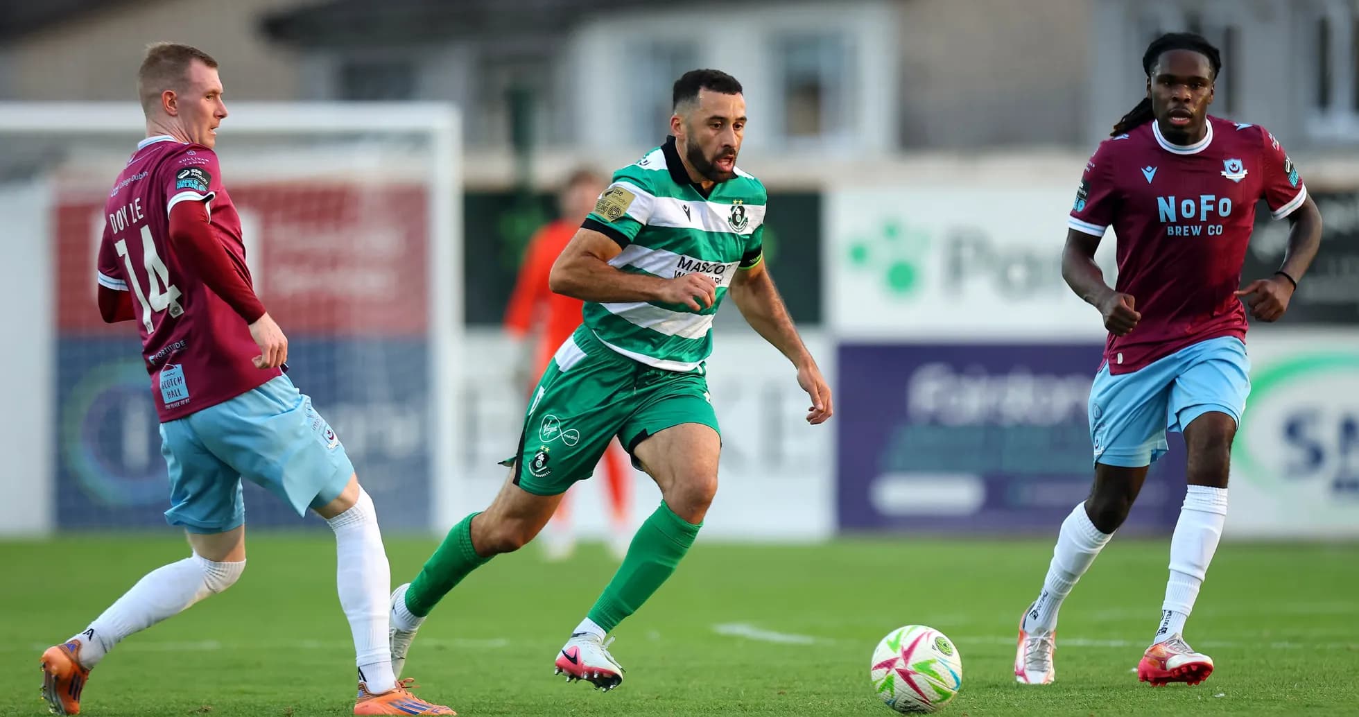 Игроки Shamrock Rovers и Egnatia Rrogozhinë на поле Игроки Shamrock Rovers и Egnatia Rrogozhinë на поле