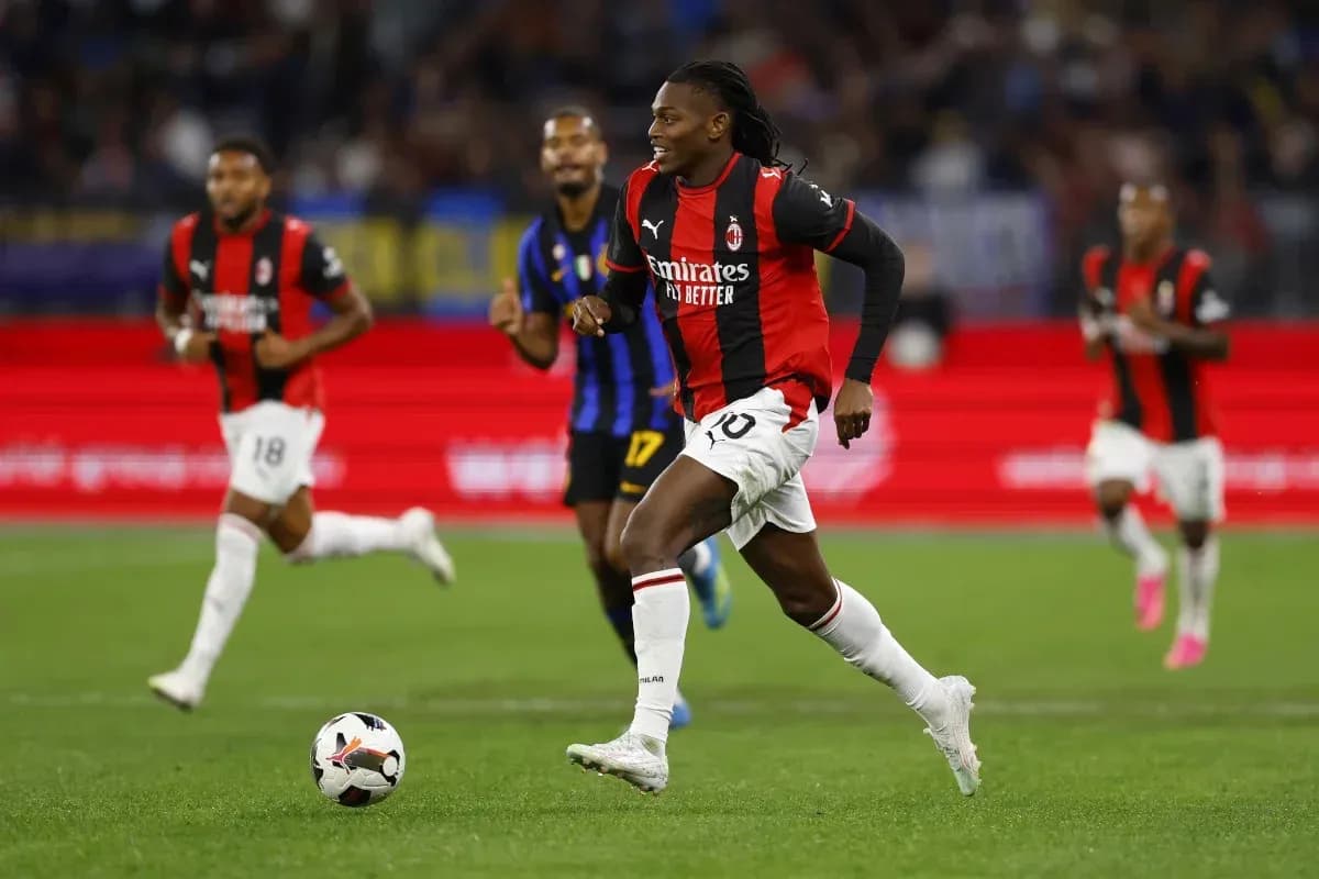 Игроки AC Milan бегут за мячом во время матча Игроки AC Milan бегут за мячом во время матча