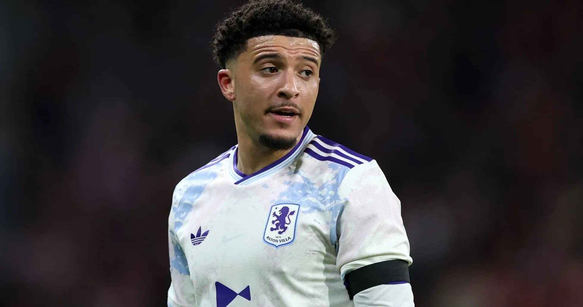 Игрок Aston Villa на поле во время матча Игрок Aston Villa на поле во время матча